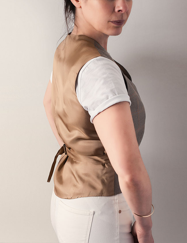 Detalle parte trasera de chaleco en tela de seda.