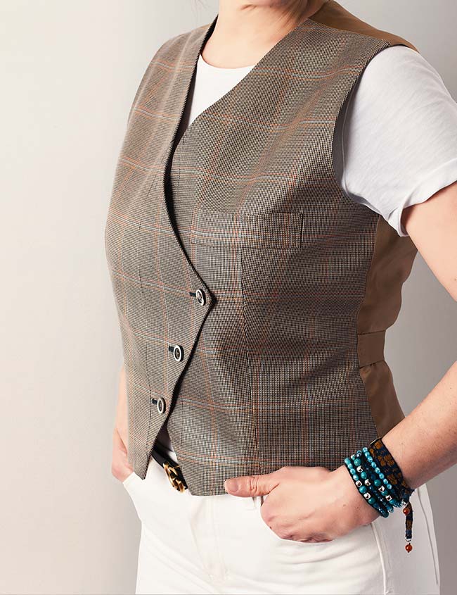 Chaleco con abotonadura original en diagonal. Sastrería Brune.