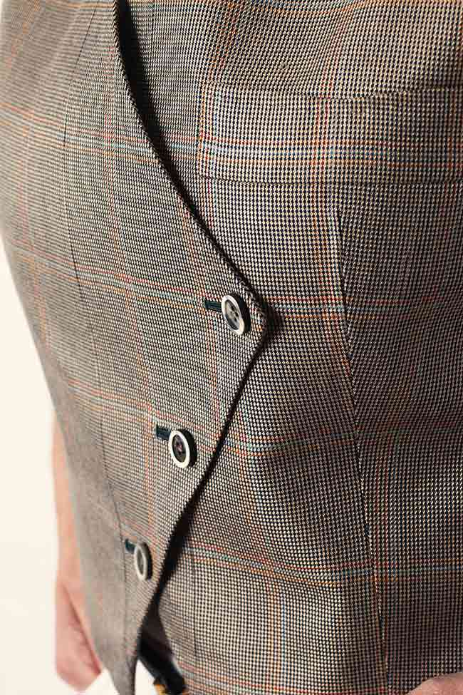 Chaleco con botones de hueso y ojales hechos a mano.