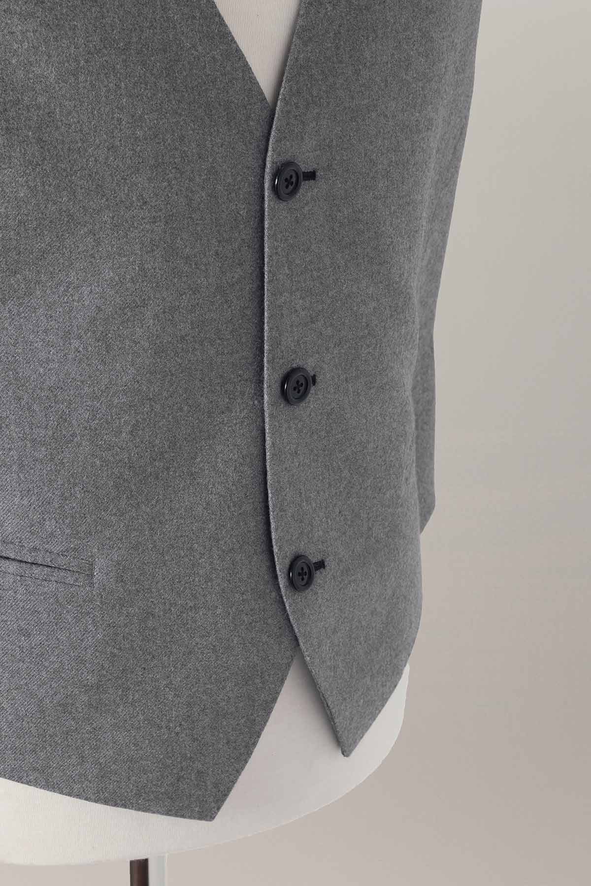 Chaleco con cierre de tres botones en el delantero.