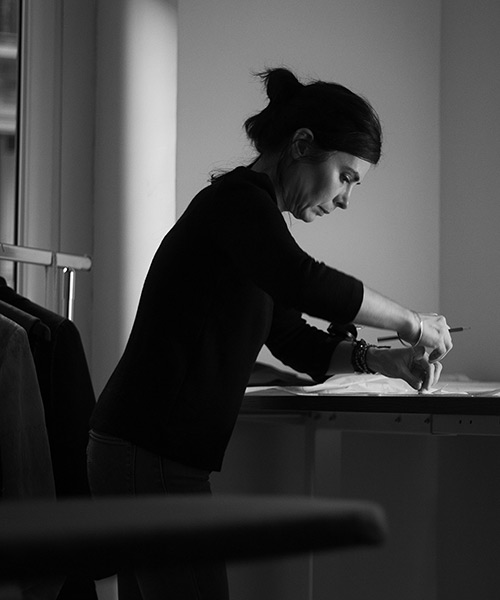 Edurne Moreno Tellería trabajando en su taller de sastrería