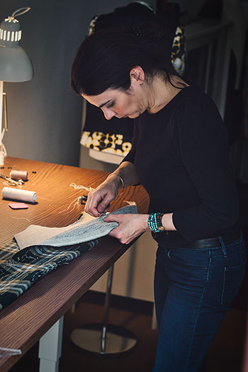 Edurne Moreno Sastre cosiendo en el taller