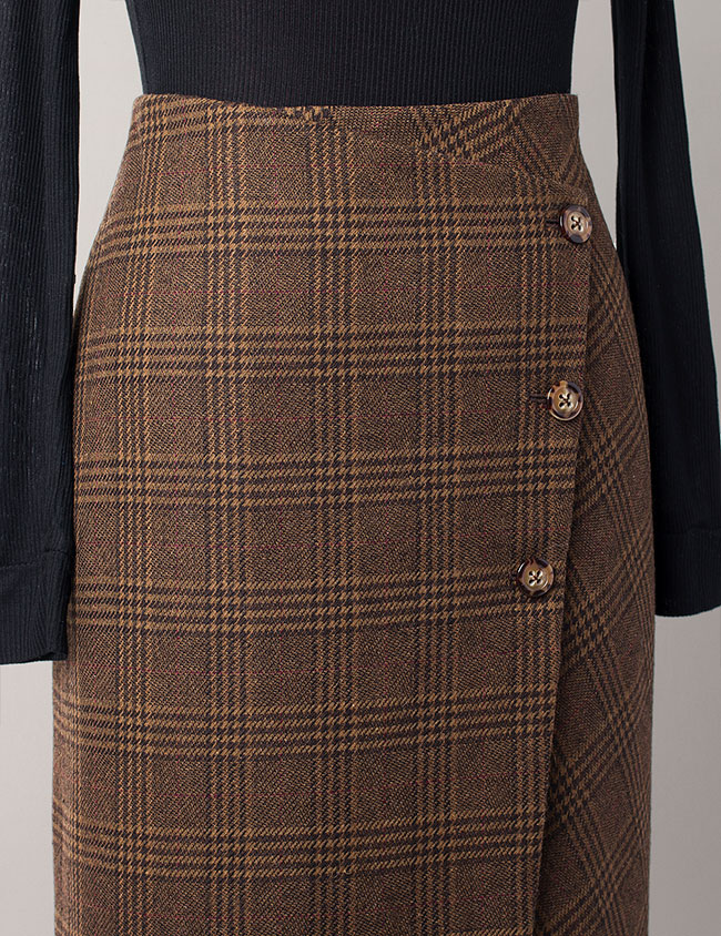 Detalle de cierre diagonal de falda de bajo asimétrico.