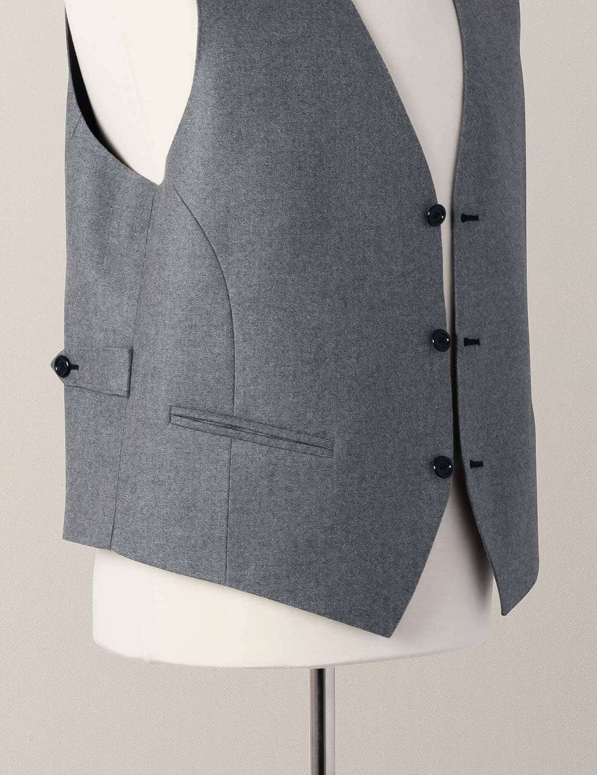 Detalle de bolsillos delanteros de chaleco a medida hombre. Sastrería Brune.
