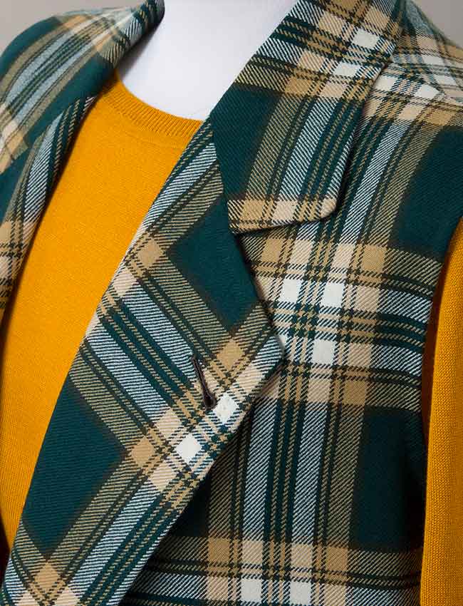 Detalle de solapa de abrigo sin mangas con ojal hecho a mano.