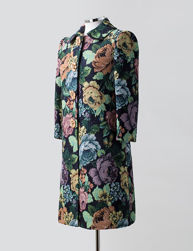 Abrigo largura midi en tela estampado de flores. Hecho a media. Sastrería Brune.