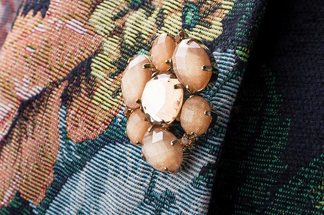 Detalle de botones de abrigo con forma de flor. Sastrería Brune.