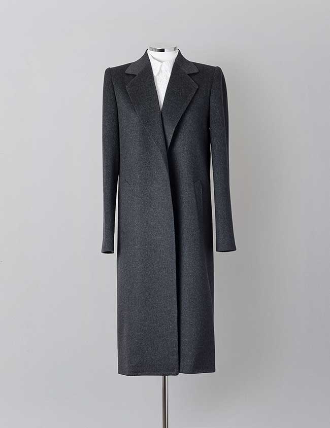 Elegante abrigo largo de mujer confeccionado en lana cashmere gris antracita. Sastrería Brune.