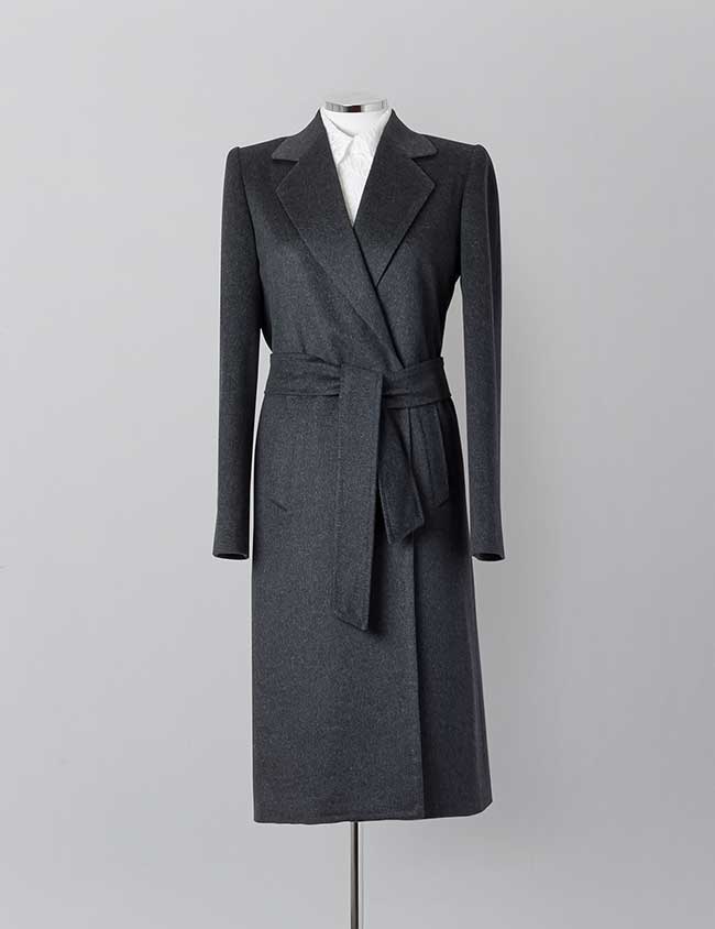 Elegante abrigo largo de mujer cierre de cinturón. Sastrería Brune.