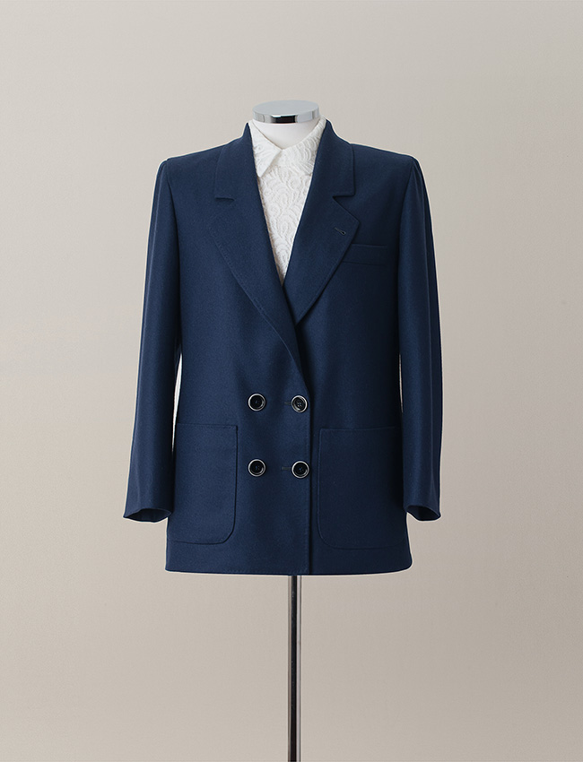 Blazer para mujer corte cruzado de color azul hecho a medida. Sastrería Brune. 