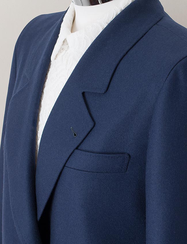 Detalle de solapa blazer de costura picada al canto