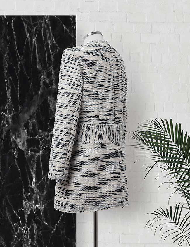 Chaqueta estilo Chanel con martingala en la espalda.