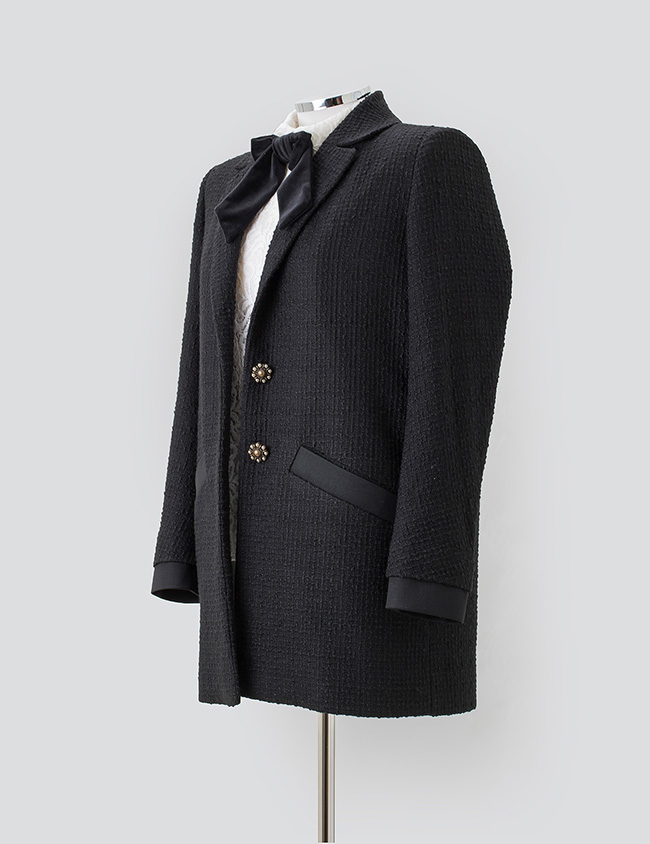 Chaqueta de mujer color negro elaborado en lana super 150’s merino wool. Sastrería Brune. 