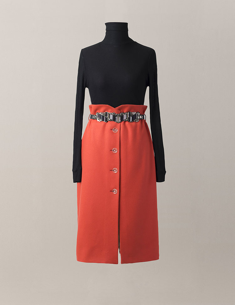 Falda midi de lana ligera y abotonado delantero hecha a medida de la cliente. Sastrería Brune.