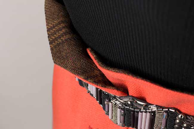 Detalle de tejido diferente en la parte interior de la cinturilla de la falda.