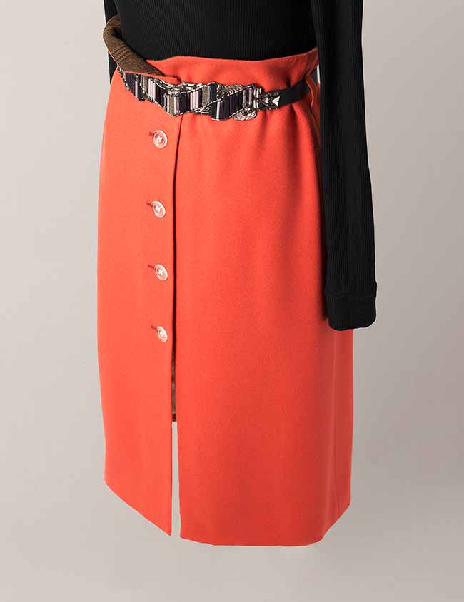 Falda con trabillas en la cintura para combinarla con un cinturón.