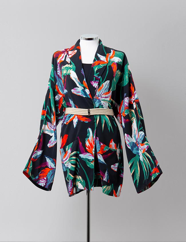 Chaqueta Kimono de tela con estampado vegetal de diseño fluido y look casual. Sastrería Brune.