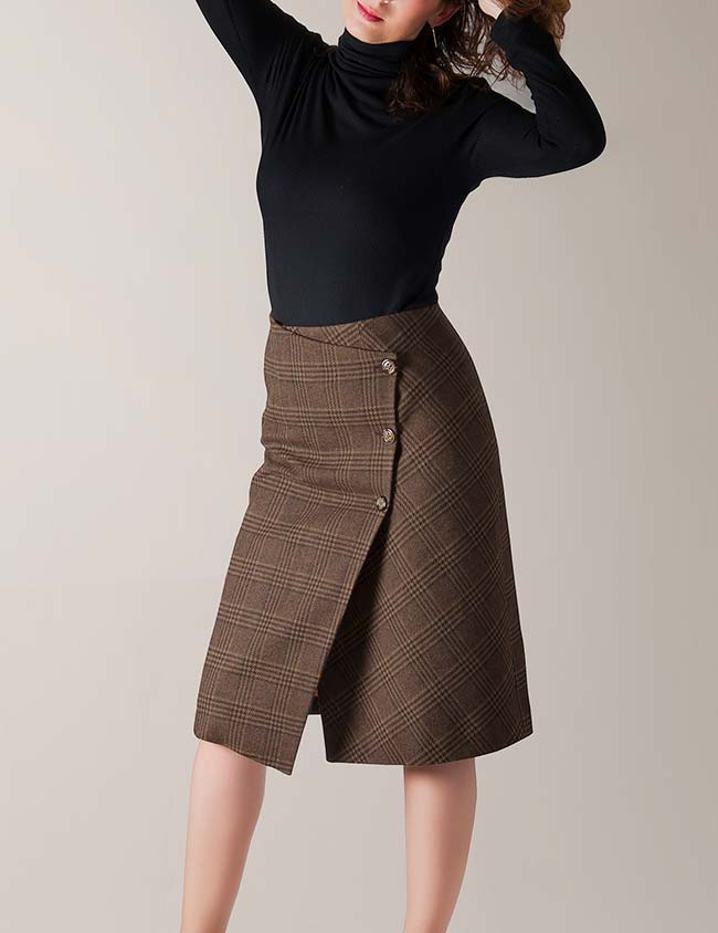 Modelo con falda de lana corte asimétrico con tres botones delanteros. Sastrería Brune.