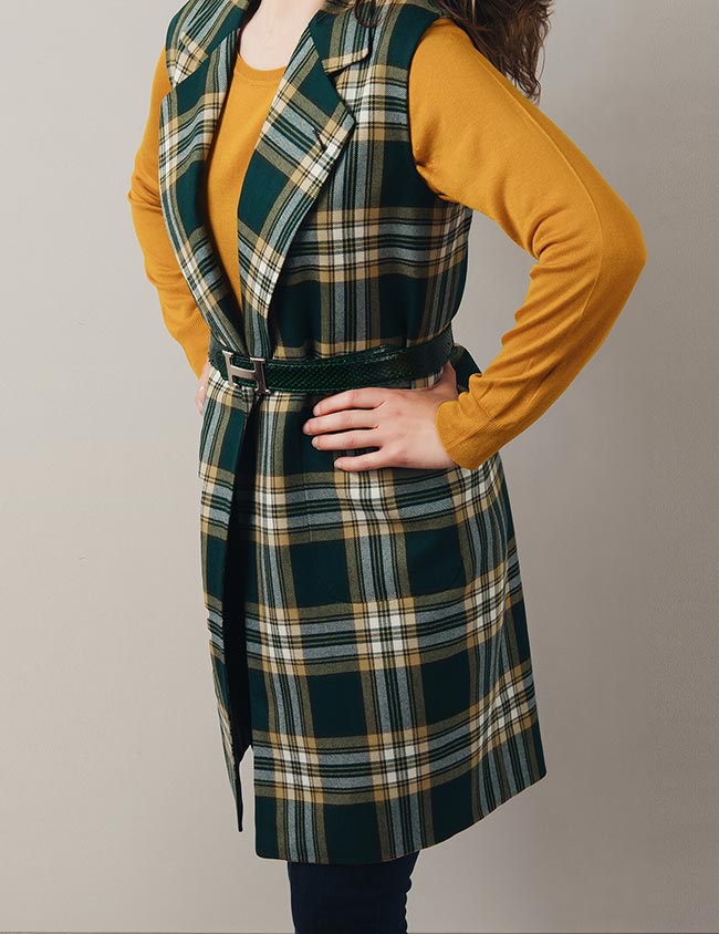 Abrigo sin mangas combinado con cinturón a juego. Sastrería Brune.