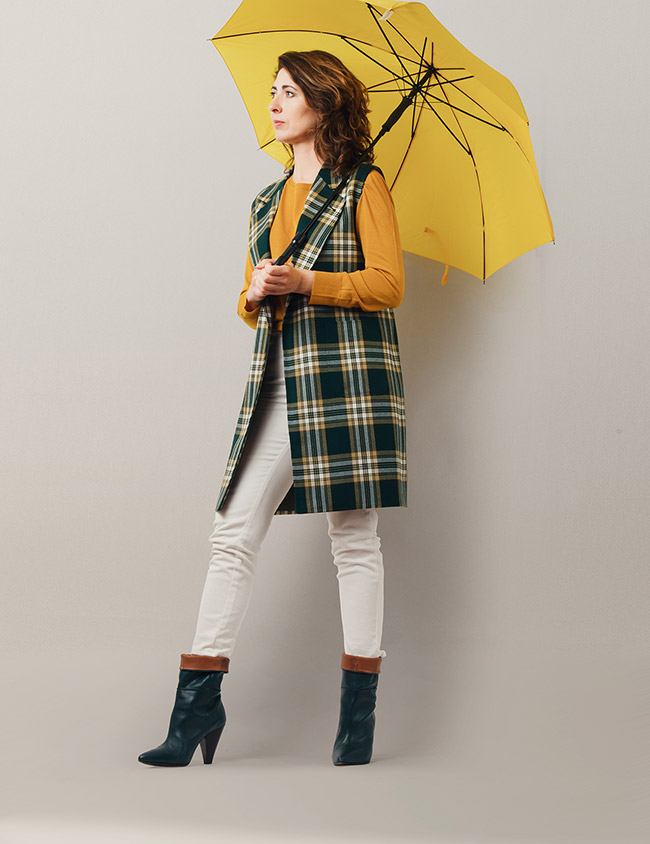 Modelo con abrigo de mujer sin mangas tejido overcheck. Sastrería Brune.