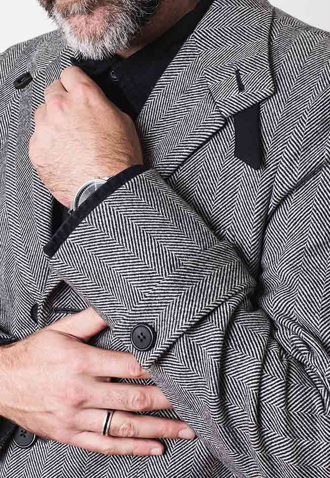 Detalle de cinturones en puños de abrigo hecho a medida. Sastrería Brune. elo Falda-cuadro-corte-cruzado-2-w