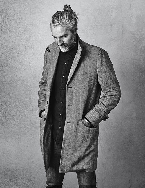 Hombre vistiendo abrigo de espiga