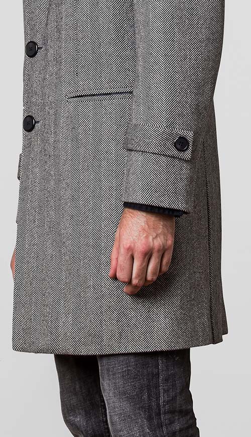 Delantera de un abrigo de espiga gris