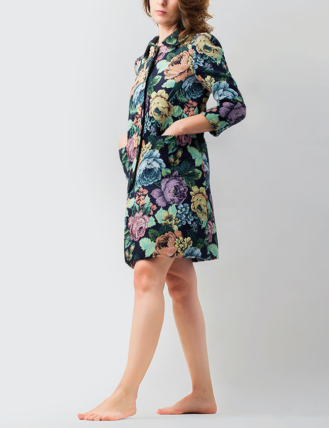 Modelo vistiendo abrigo mujer hecho a medida. Sastrería Brune.