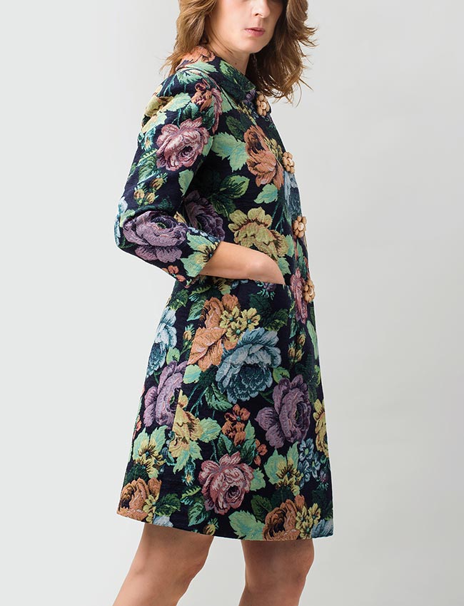 Abrigo largura midi en tela estampado de flores. Hecho a media. Sastrería Brune.