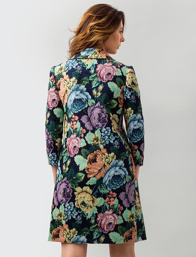 Abrigo largura midi en tela estampado de flores. Hecho a media. Sastrería Brune.
