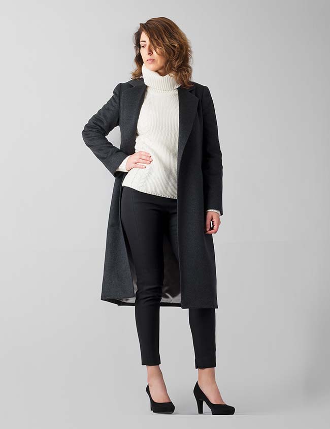 Modelo vistiendo un elegante abrigo gris de mujer hecho a medida. Sastrería Brune.