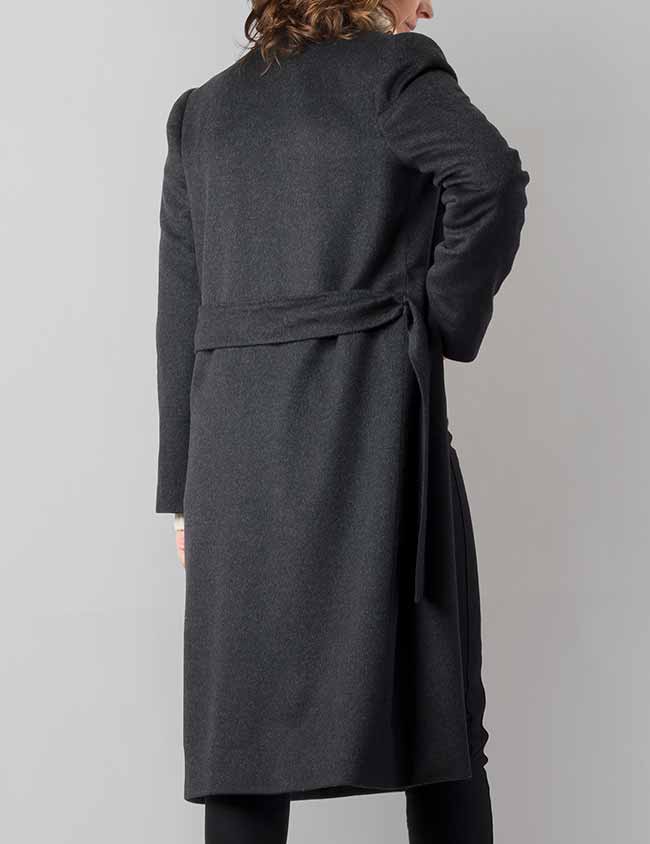 Parte trasera de abrigo de cashmere con cinturón.