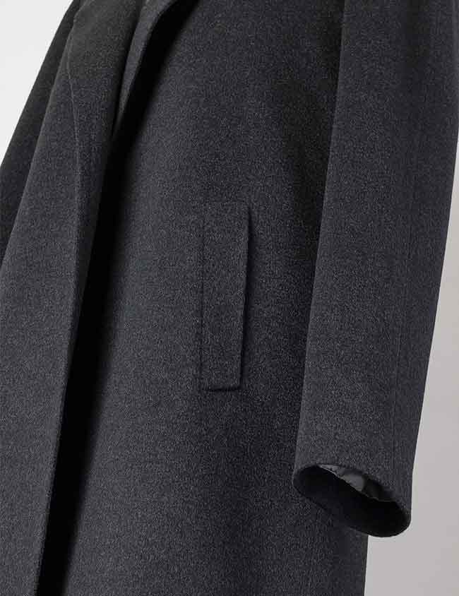 Detalle de bolsillos delanteros abrigo mujer 180’s cashmere wool. Sastrería Brune. 