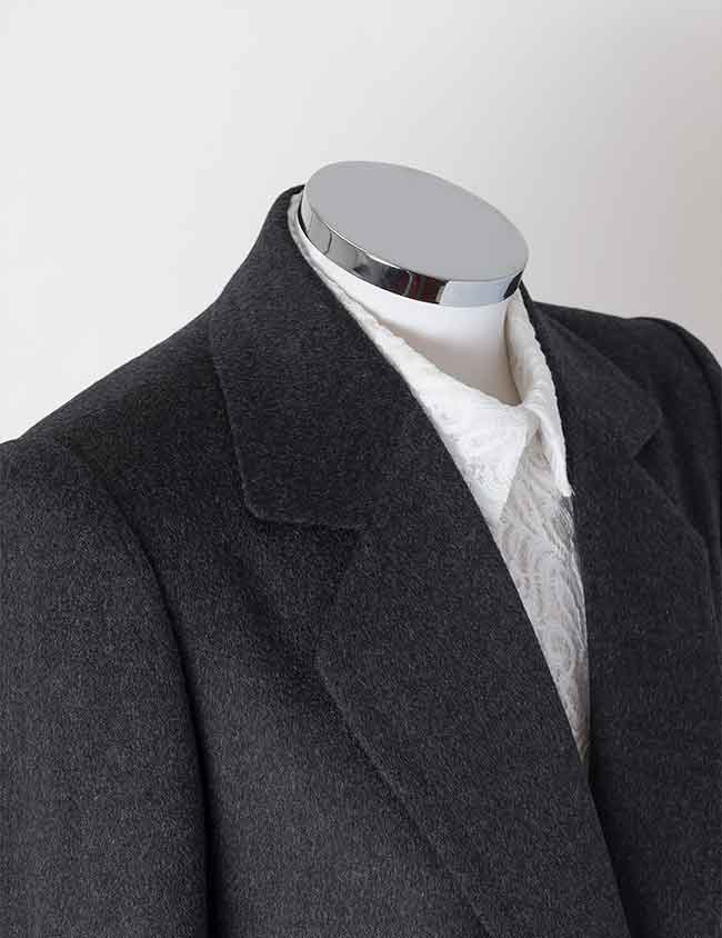 Detalle de la solapa de abrigo de mujer gris antracita.