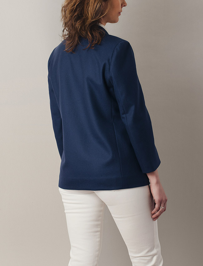 Detalle blazer mujer espalda sin aberturas.