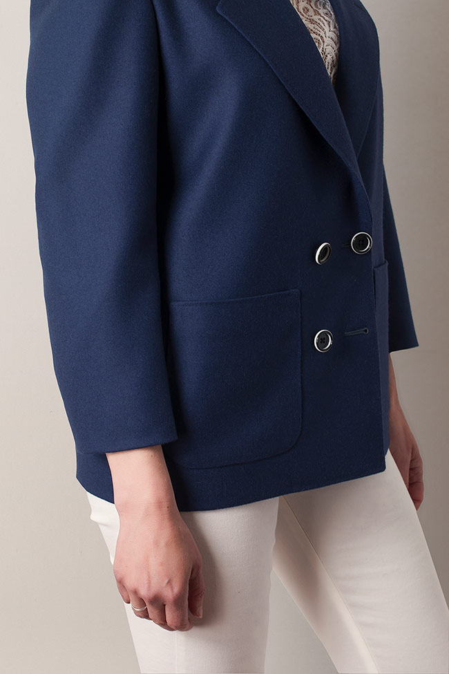 Detalle blazer mujer hecho a medida con dos bolsillos plastrón.