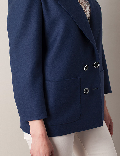 Detalle de americana azul de mujer