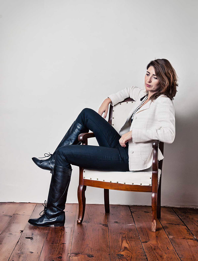 Chaqueta blanca de algodón y estilo chanel con acabado deshilado.