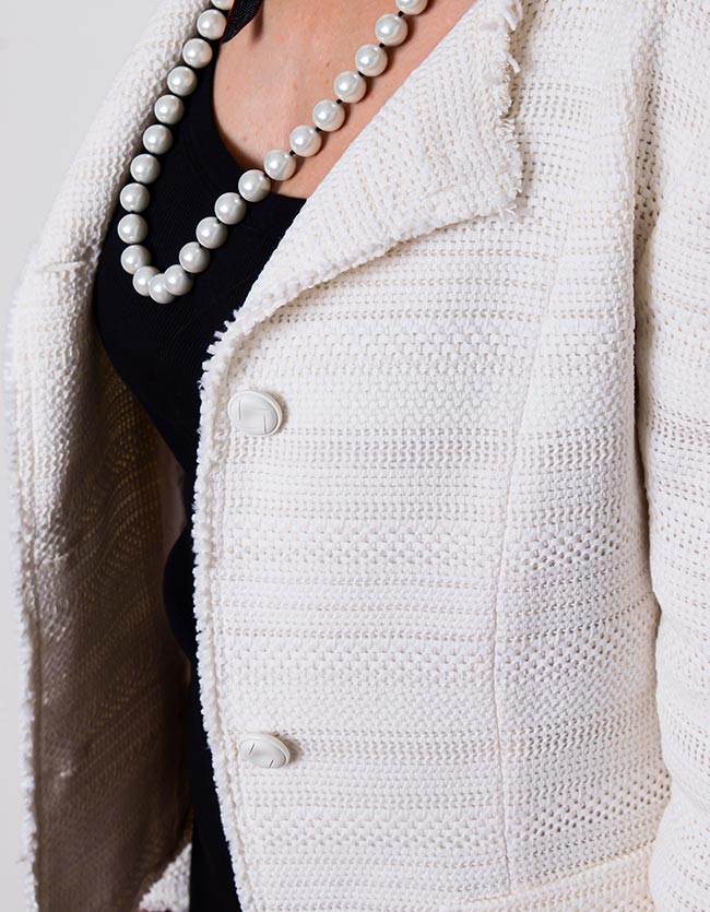 Chaqueta blanca de algodón y estilo chanel con acabado deshilado.