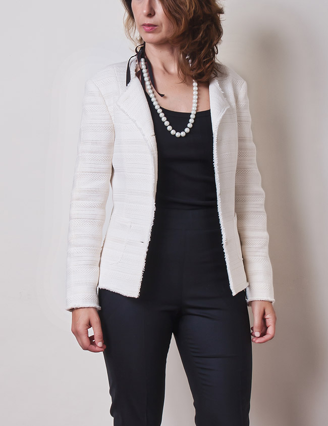 Chaqueta blanca de algodón y estilo chanel con acabado deshilado.