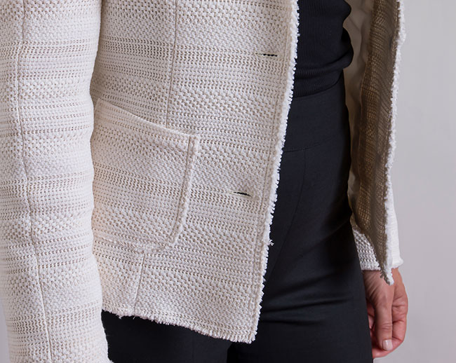 Chaqueta blanca de algodón y estilo chanel con acabado deshilado.