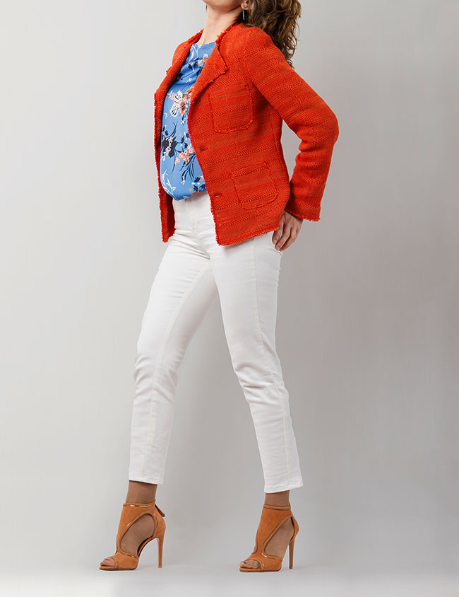 Modelo con chaqueta chanel con cuatro bolsillos plastrón. Sastrería Brune.