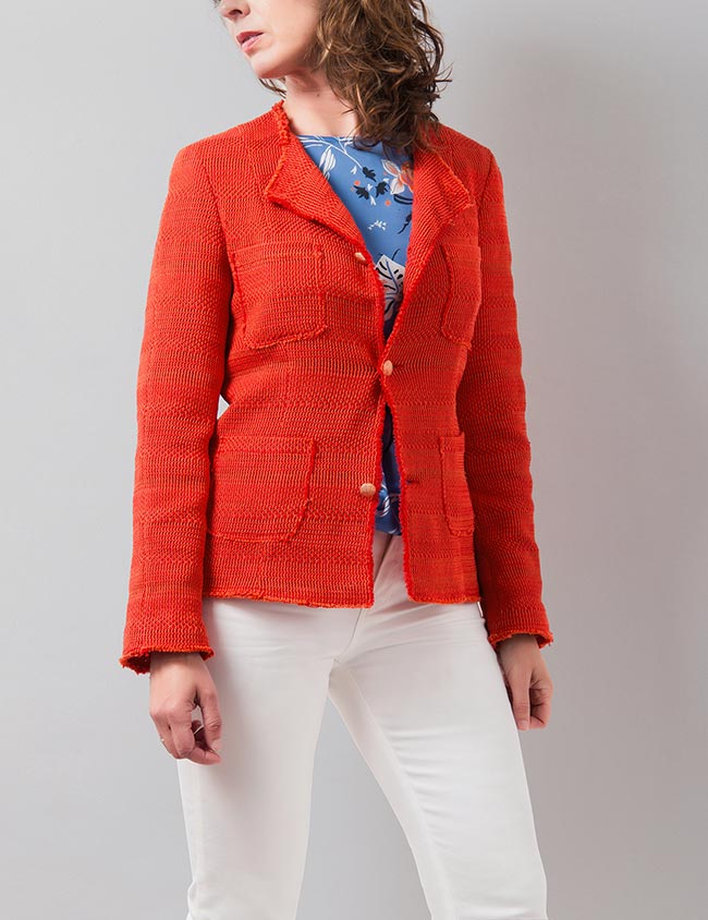 Modelo con chaqueta chanel color coral y botones originales. Sastrería Brune.