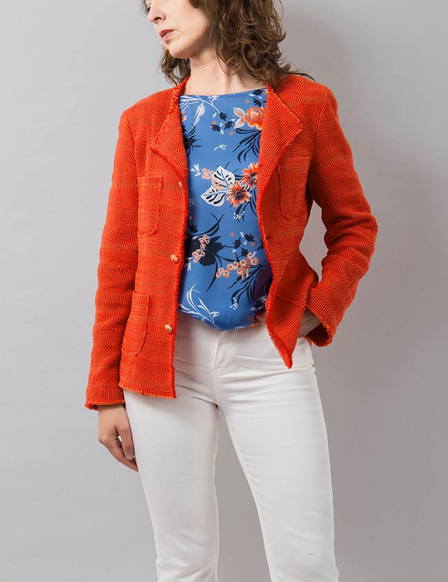 Modelo con chaqueta chanel con cuatro bolsillos plastrón y acabado deshilado. Sastrería Brune.