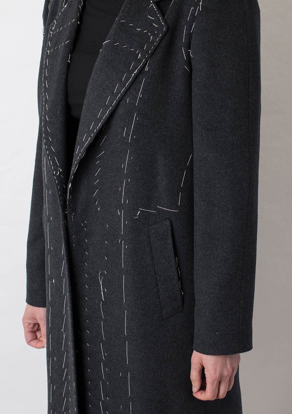 Abrigo gris hecho a medida prueba con el cliente