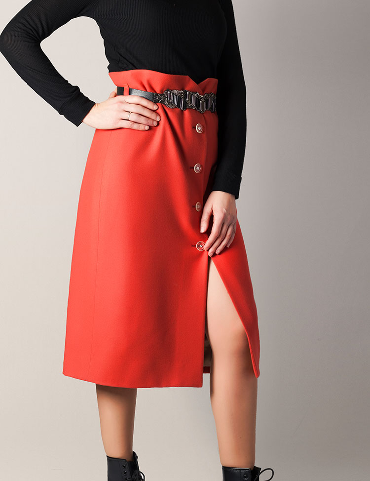 Modelo look de falda largura midi y abotonado delantero. Sastrería Brune.