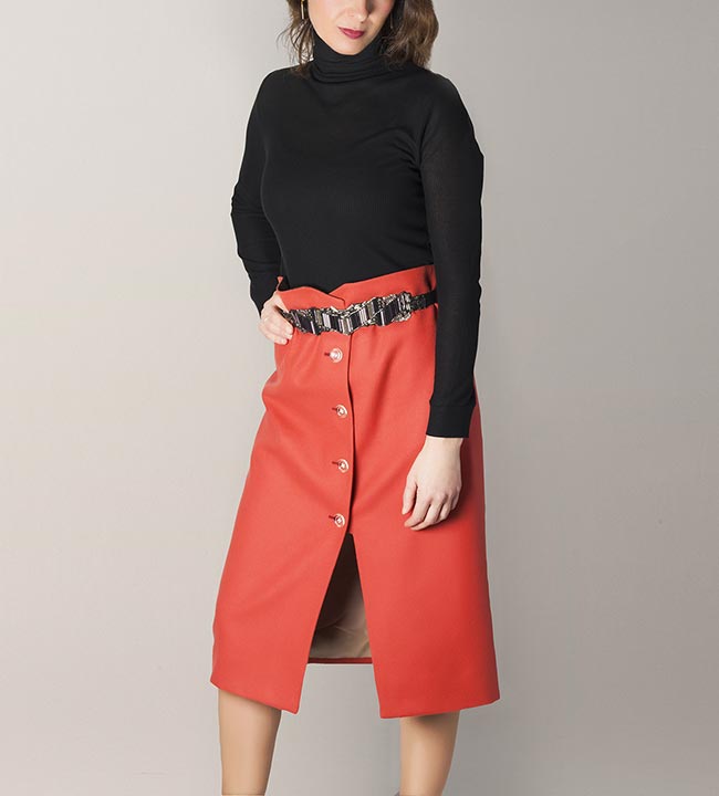 Detalle modelo con falda de cierre delantero con cinco botones. Sastrería Brune.