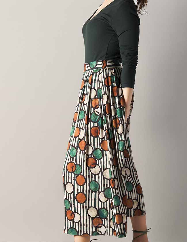 Falda larga de talle alto que estiliza la figura