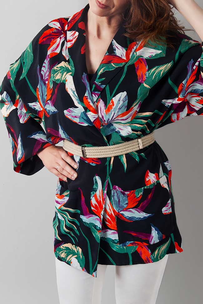 Chaqueta kimono cocinad con cinturón de cuerda, ofrece un look moderno y original.
