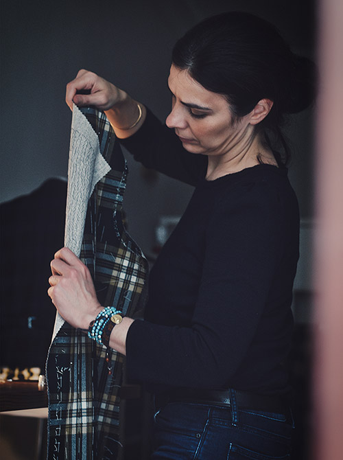 Sastre mujer preparando el delantero de una prenda a medida